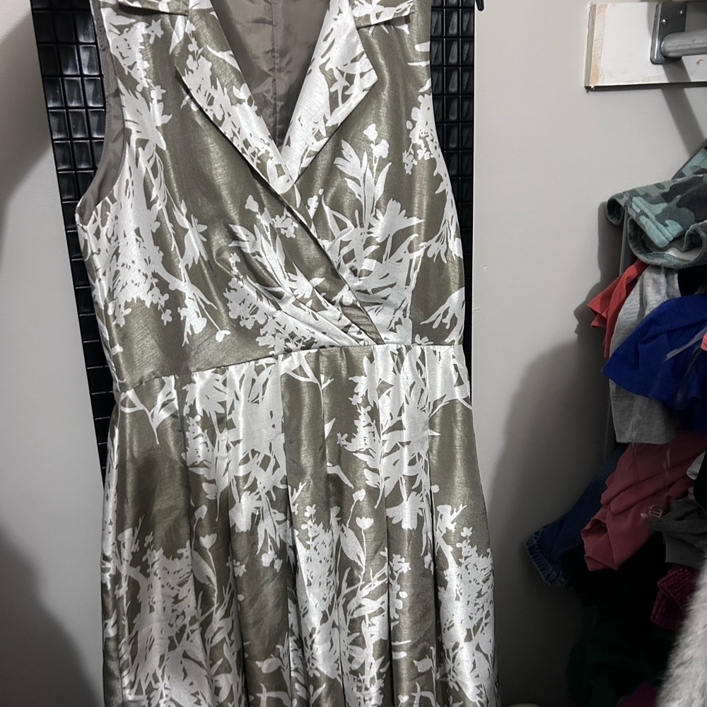 Jessica Howard Sage and White Floral Midi Dress